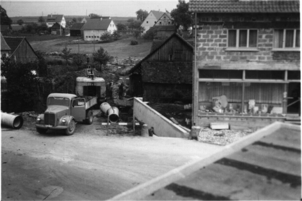 Gschwend - Frickenhofer Str - Kanalisation - 1963000000 Bau der Kanalisation. Rechts Friseur Ockert.